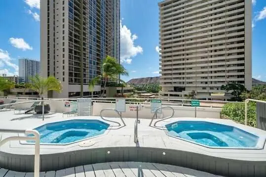 Elevated Condo With Diamond Head & Ocean Views, Steps From Waikiki Beach Гонолулу